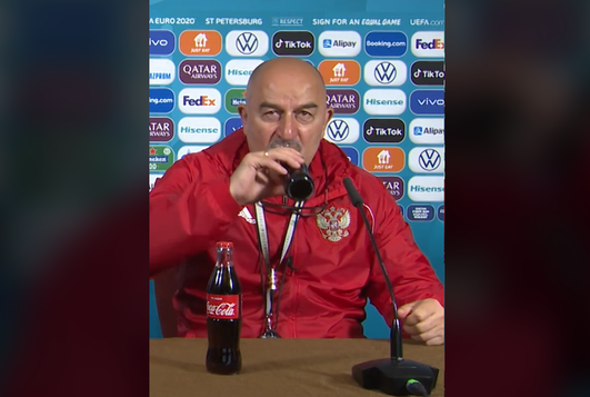 VIDEO Selecţionerul Rusiei a savurat o sticlă de Coca Cola chiar în direct la conferinţa de presă. Răspuns sfidător la adresa lui Cristiano Ronaldo