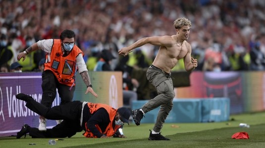 Cine bărbatul care a intrat pe teren la finala EURO 2020! E recunoscut în Anglia şi a avut un mesaj controversat după ce a făcut VIDEO