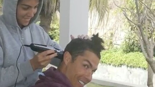 VIDEO | Ăsta da curaj! Cristiano Ronaldo s-a lăsat tuns de iubita sa Georgina Rodriguez: "Staţi acasă şi păstraţi-vă stilul"