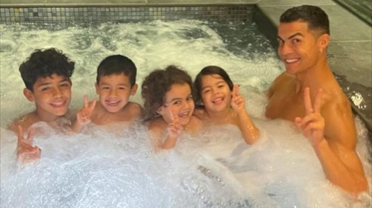 Îşi face echipă de fotbal? :) Cristiano Ronaldo a anunţat că va mai avea doi copii