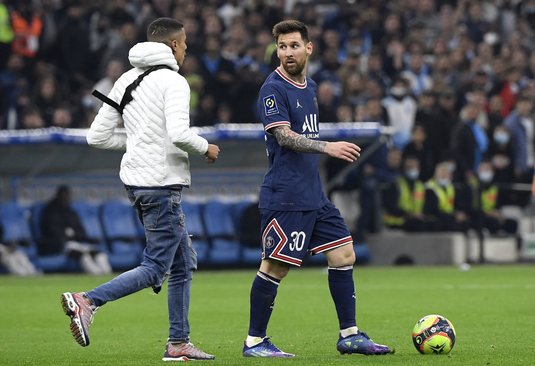 VIDEO | Un suporter a intrat pe teren în partida lui PSG cu Marseille şi a oprit atacul lui Lionel Messi! Reacţia starului de la Paris