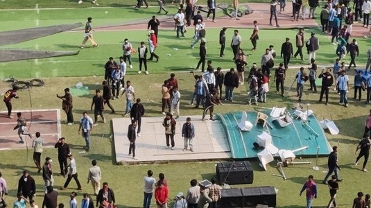 VIDEO | Vizita lui Messi în India s-a transformat într-un haos total: gazonul a fost invadat de fanii furioşi, care au rupt scaunele: ”Ce risipă de bani!”