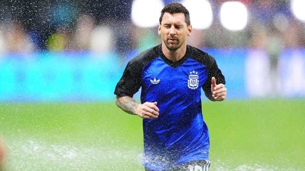 "Dacă merge acum la FC Barcelona, e titular, e cel mai bun". Panduru, uluit de Messi după semifinala dintre Argentina şi Anglia