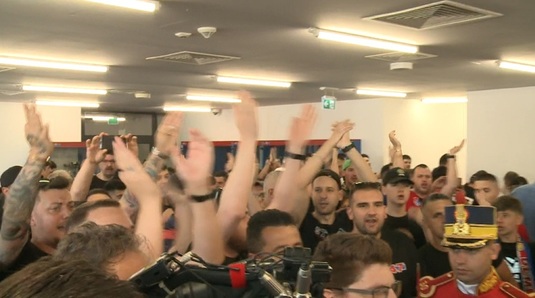 VIDEO | Derapaj al suporterilor Stelei în momentul când Florin Talpan vorbea cu presa! Jurnaliştii, apostrofaţi