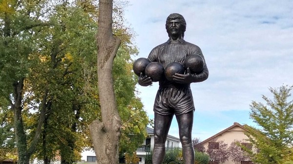 FOTO & VIDEO | Semlac îl omagiază pe Helmut Duckadam: Statuia ”Eroului de la Sevilla” va fi dezvelită în noiembrie | EXCLUSIV