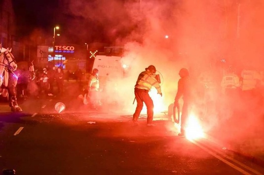 Haos în Conference League, după ce poliţiştii au fost răniţi de obiecte pirotehnice! Cu Sorescu pe teren, Rakow a câştigat în Austria, în Europa League