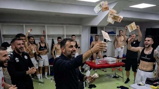 VIDEO | Preşedintele clubului a intrat în vestiar şi a aruncat cu teancuri de bani după calificarea echipei în play-off-ul Conference League