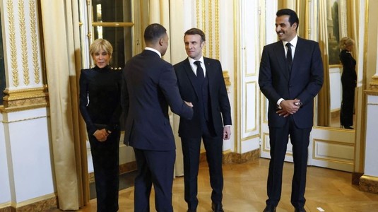 Emmanuel Macron, glume cu Mbappe şi cu emirul Qatarului, la dineul de la Palatul Élysée. Ce le-a spus preşedintele Franţei celor doi invitaţi
