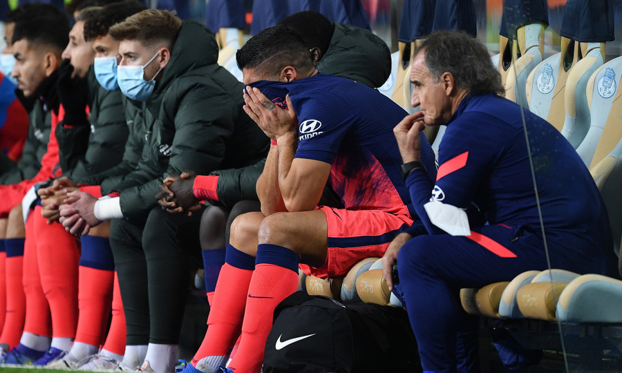 Luis Suarez a părsit terenul în lacrimi, după ce s-a accidentat în meciul cu FC Porto
