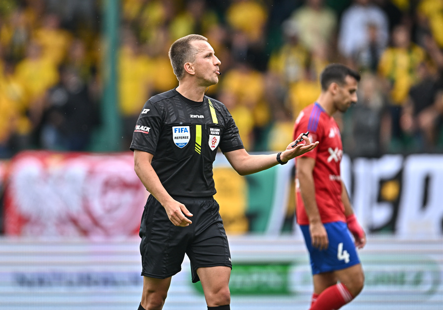 Doi arbitri delegaţi la o partidă din Champions League au fost arestaţi! Motivul desprins din filme