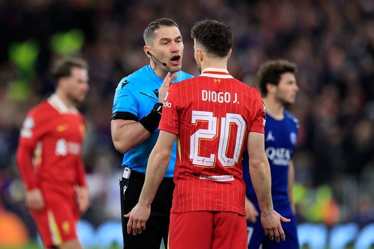 Unul dintre cei mai mari arbitri englezi a dat verdictul cu privire la faza în urma căreia Istvan Kovacs a fost huiduit de toţi fanii prezenţi pe Anfield: „Asta a văzut arbitrul”