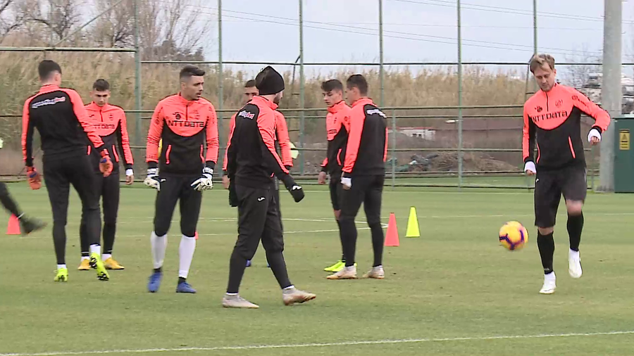 VIDEO | CFR NU SCAPĂ DE FRIG NICI ÎN TURCIA. JUCĂTORII S-AU ANTRENAT CU MĂNUŞI ŞI CĂCIULI