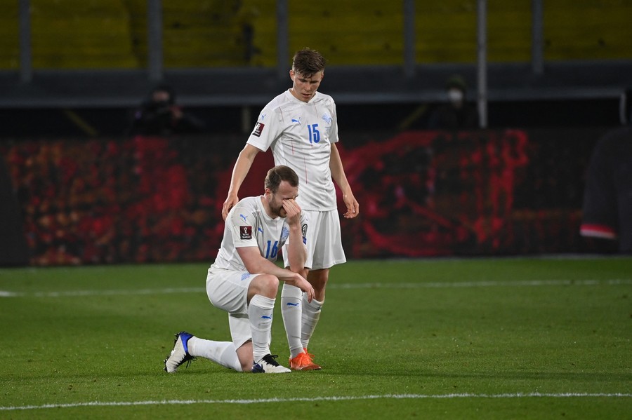 CFR-istul Sigurjonsson a ieşit şifonat din meciul Germania - Islanda 3-0: "A primit o lovitură în cap şi nu mai putea vedea cu un ochi"