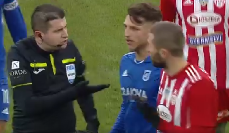 VIDEO | HALUCINANT! Meciul Sepsi - FC U Craiova, oprit definitiv din cauza scandărilor xenofobe. Gazdele pot câştiga la ”masa verde”, 3-0 

