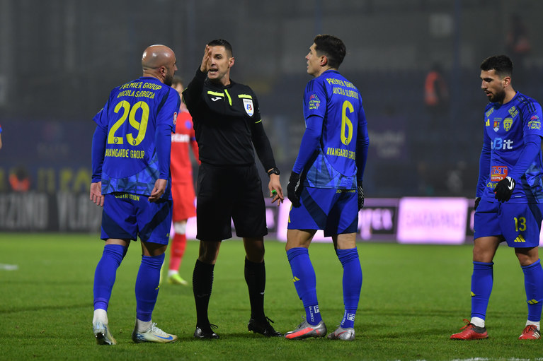 Fostul mare arbitru, verdict fără dubii! FCSB a fost favorizată de arbitraj cu Unirea Slobozia: „Un intrus care a pătruns acolo în condiţii dubioase”
