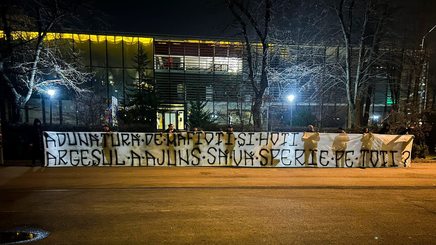 Protest la FRF după arbitrajul lui Radu Petrescu! Mesajul afişat de suporterii lui FC Argeş: „Adunătură de mafioţi şi hoţi”