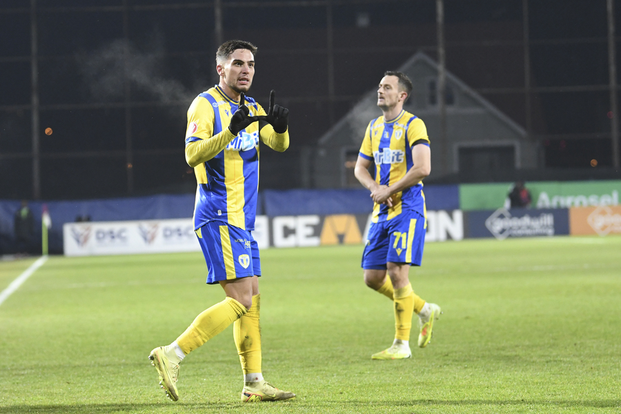 VIDEO | Semnul care a declanşat nebunia la Cluj! Marco Dulca s-a luat la harţă cu galeria adversă în momentul schimbării 
