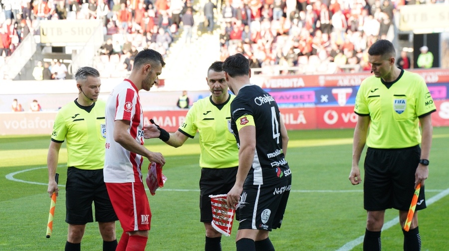 "Tontogolul" sezonului în SuperLiga a stârnit hohote de râs în direct: "Antologic. Aşa ceva nu ai cum să uiţi" | VIDEO EXCLUSIV