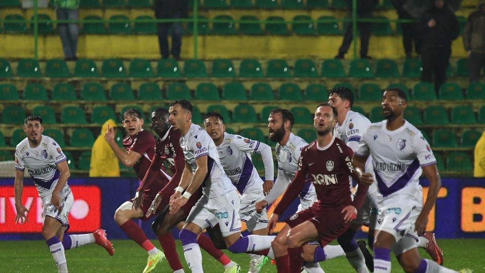 //i0.1616.ro/media/581/3142/38109/22391108/1/fc-arges-fc-cfr-1907-cluj-superliga-superbet-29-11-2025-5.jpg