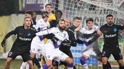 I-a făcut echipa lui Rădoi! Apărare complet schimbată: trei jucători de la ”U” Cluj, câte unul de la Dinamo şi FC Argeş, propuşi la FCSB


