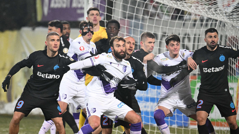 I-a făcut echipa lui Rădoi! Apărare complet schimbată: trei jucători de la ”U” Cluj, câte unul de la Dinamo şi FC Argeş, propuşi la FCSB


