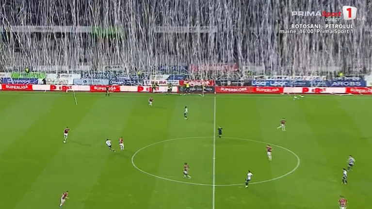 Show în Ardeal! Cluj Arena, împânzită de role de hârtie în startul meciului dintre "U" şi Rapid | VIDEO