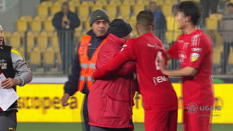 VIDEO | EGAL CU MULŢI NERVI LA PETROLUL-UTA. POPA A VRUT SĂ-ŞI BATĂ UN JUCĂTOR PE TEREN