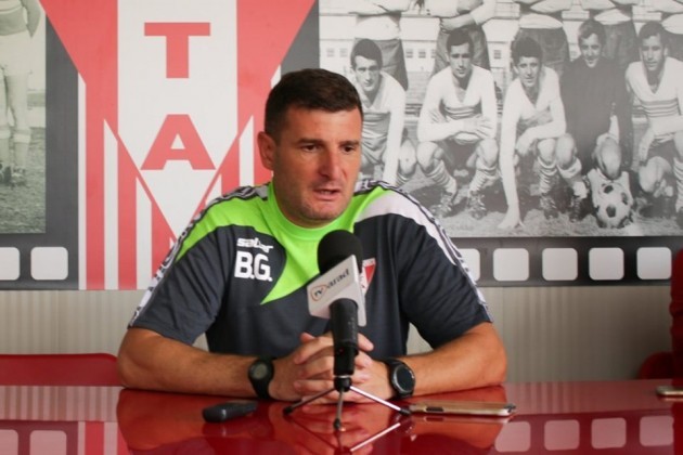 Antrenorul lui UTA, pregătit de meciul decisiv pentru promovarea în Casa Liga 1. ”Nu va fi uşor, trebuie să ne ridicăm nivelul din toate punctele de vedere, atât tactic, pentru că vorbeam de acest capitol, dar mai ales fizic şi mental”