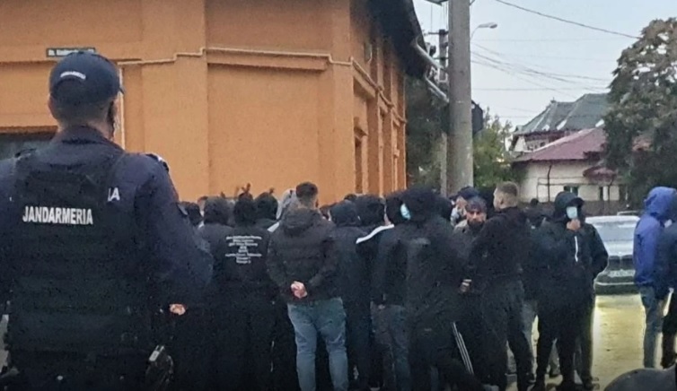 Moldovan şi jucătorii Petrolului, băgaţi în şedinţă de fani: "De mai staţi un an în B, vă rupem picioarele" 