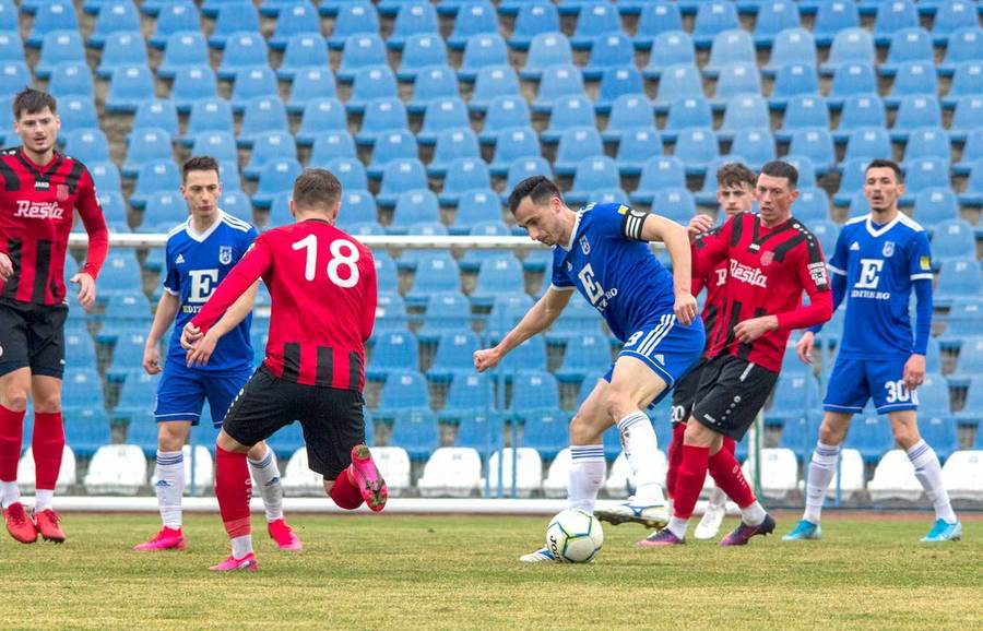 Probleme pentru o echipă din Liga 2. Primarul le-a înjumătăţit salariile
