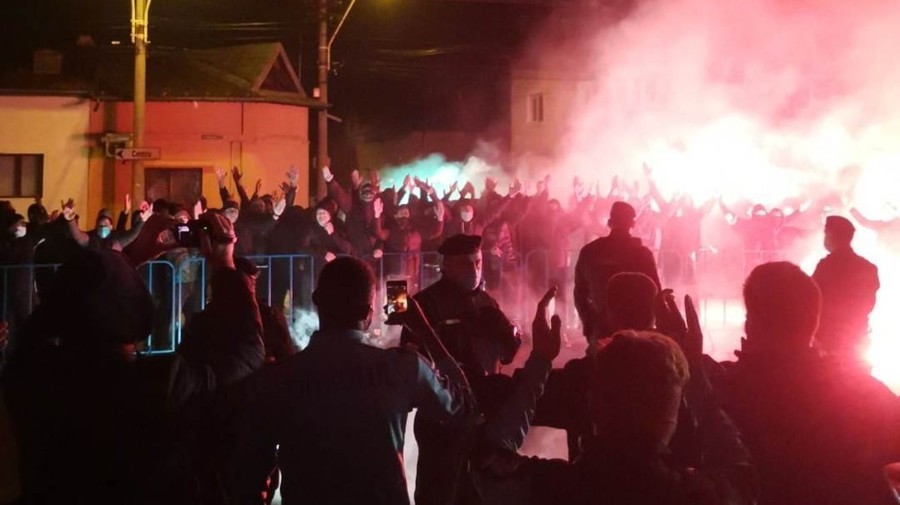 VIDEO | Au uitat de distanţare în pandemie! Fanii Petrolului au sărbătorit, alături de jucători, victoria cu Rapid