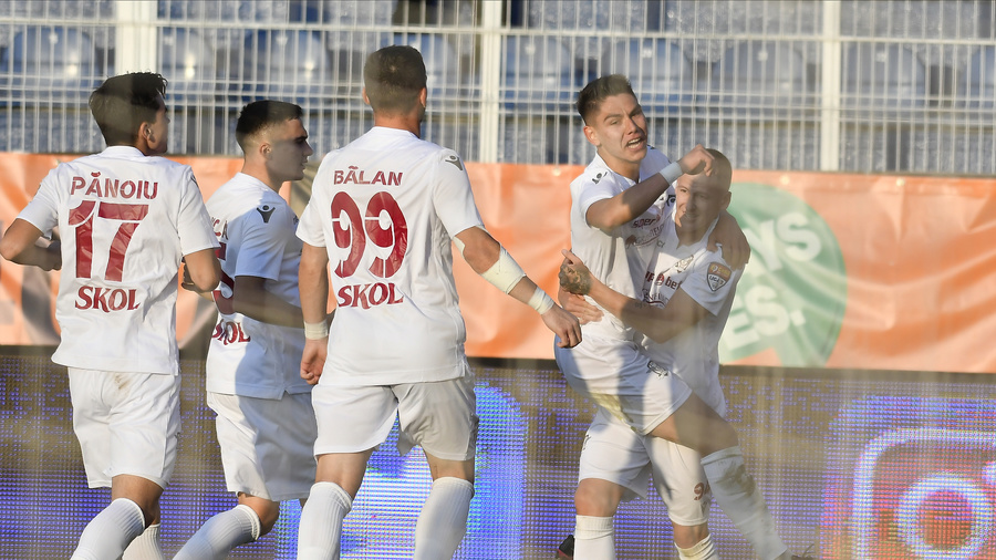 VIDEO | Meci spectaculos între Aerostar Bacău şi Rapid. Giuleştenii s-au impus cu 3-2, deşi au avut un jucător eliminat în prima repriză 