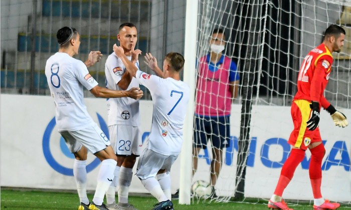 Protocolul sanitar generează situaţii bizare. Farul nu se poate prezenta la partida cu ”U” Cluj, din cauza unui număr mare de cazuri pozitive, dar ardelenii vor pierde la ”masa verde”