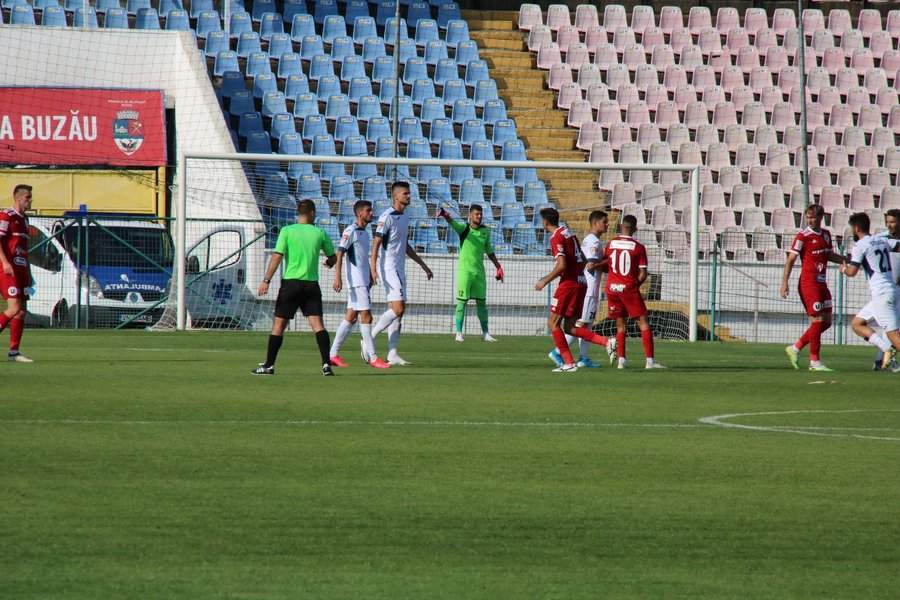 Gloria Buzău a suspendat contractul lui Marius Ioniţă până la finalizarea unei anchete interne, după ce în presă a apărut că jucătorul ar fi implicat în pariuri sportive