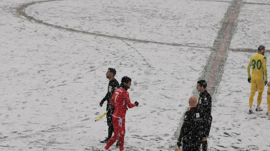 FOTO | Partidă din Liga 2 amânată, după doar 16 minute, din cauza ninsorii abundente