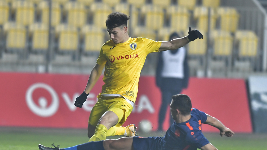Alt incident bizar în România: un fotbalist de la Petrolul, bătut în faţa unei case de pariuri sportive