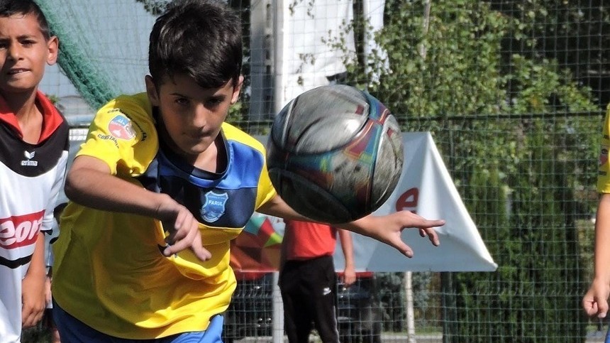 Farul scoate la licitaţie un tricou de joc în scopul strângerii de fonduri pentru un junior care are o tumoare pe creier