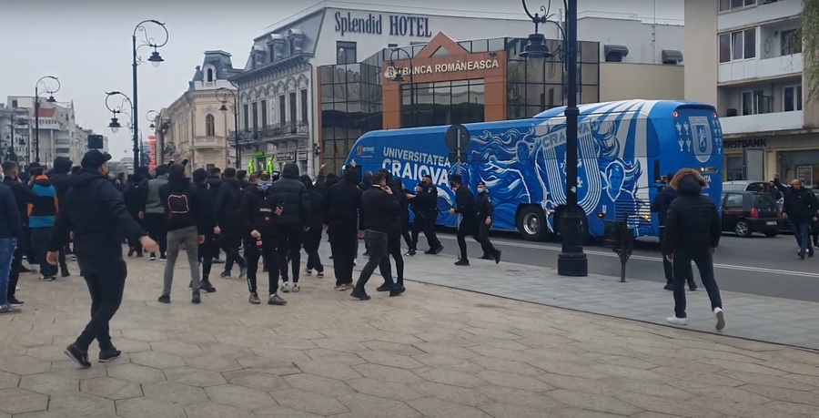 VIDEO | Atmosferă încinsă la derby-ul FC U Craiova - Rapid! Fanii Craiovei au aprins torţe şi fumigene şi au aruncat cu sticle în autocarul rivalei din Liga 1