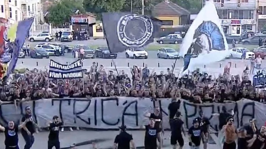 VIDEO | Încă o sărbătoare în Bănie! FC U Craiova a primit medaliile şi trofeul campioanei Ligii 2. Fanii au cerut menţinerea antrenorului Eugen Trică