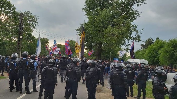 Sute de stelişti au fost respinşi de către Jandarmeria Ilfov din preajma stadionului din Afumaţi