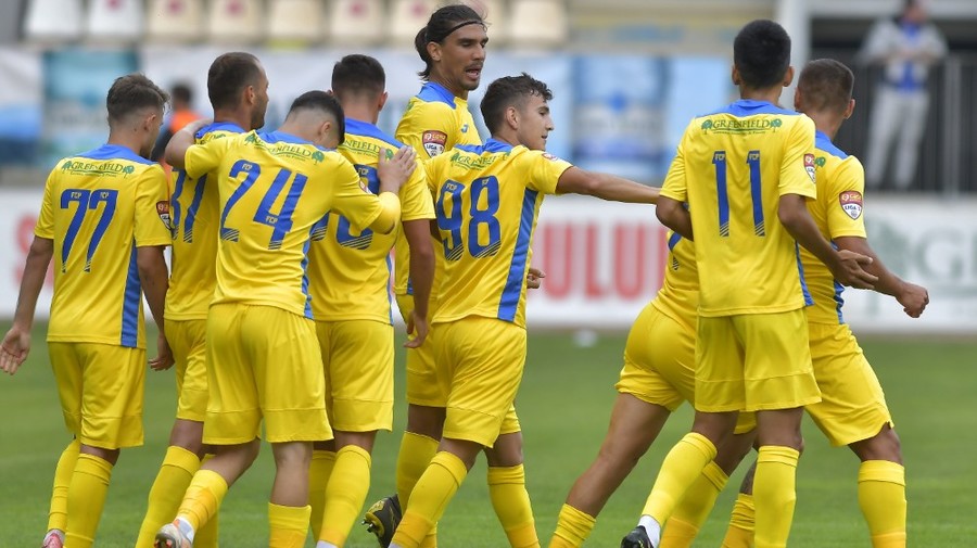 Unirea Dej - Petrolul Ploieşti, sâmbătă, de la 13:00, la Look Sport+. ”Lupii galbeni” vor să rămână lideri