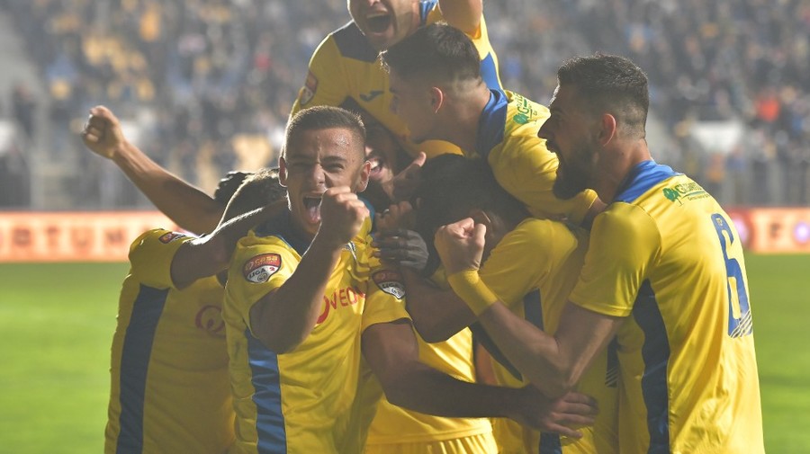 Astra – Petrolul, duminică, de la 12.30, în direct pe Look Sport+ şi PrimaPlay.ro. „Lupii” galbeni caută 3 puncte pe terenul unei foste mari rivale
