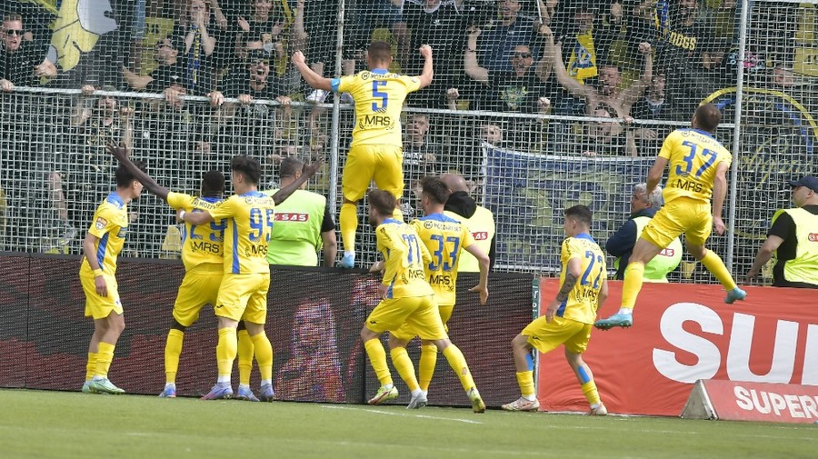 VIDEO ǀ Încă un pas către promovare făcut de Petrolul! ”Lupii galbeni” au învins Unirea Slobozia într-un meci cu patru goluri