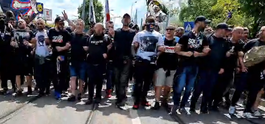 VIDEO | Atmosferă incendiară la Petrolul - CSA Steaua. Peste 1.000 de fani ai ”militarilor” au făcut deplasarea la Ploieşti