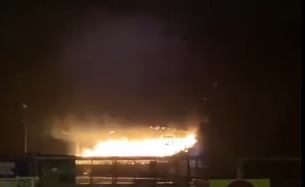 VIDEO ǀ Incendiu la tribuna oficială a Stadionului Municipal Slobozia. Cauza probabilă, un trăsnet