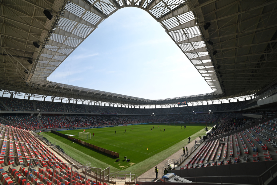 VIDEO EXCLUSIV ǀ Un fost jucător de la FCSB râde de fanii celor de la CSA Steaua: ”Poate s-au grăbit să plece de pe stadion ca să nu prindă aglomeraţie la ieşirea de pe Ghencea!”. Ironia care a stârnit hohote de râs în direct