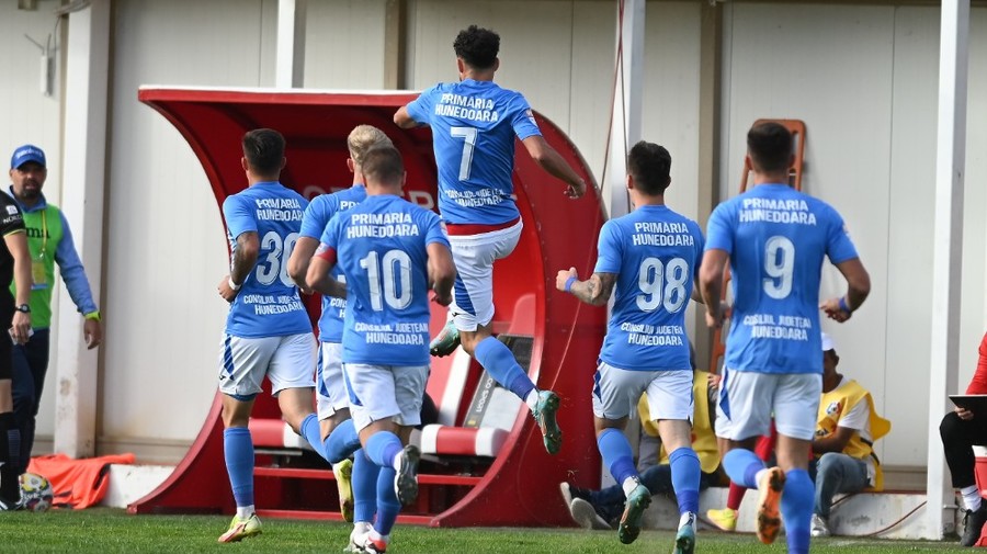 VIDEO | Corvinul Hunedoara - Chindia Târgovişte 2-1. Gazdele au câştigat cu un gol marcat în ultimele minute 