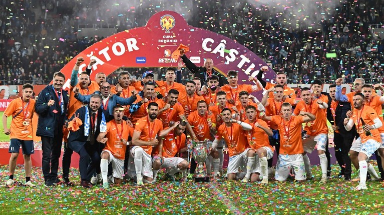 Doar două cluburi din Superliga au felicitat-o pe Corvinul pentru câştigarea Cupei României