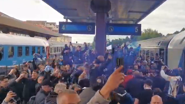 VIDEO | Fanii Craiovei au venit în număr uriaş cu trenul la finala Cupei de la Sibiu! Peste 1000 de olteni strigă: ”Toată lumea ştie! Cupa e în Bănie!”