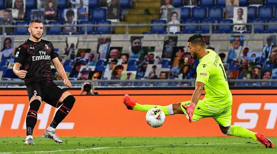Lazio, zdrobită de AC Milan. Radu Ştefan a comis un penalty, pe care Zlatan Ibrahimovic l-a transformat